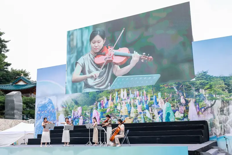 아름다운 돌보석 축제 예술제에서 연주하는 킹오케스트라