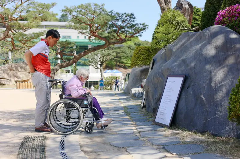 아이들과 함께 시 액자를 읽는 관람객들
